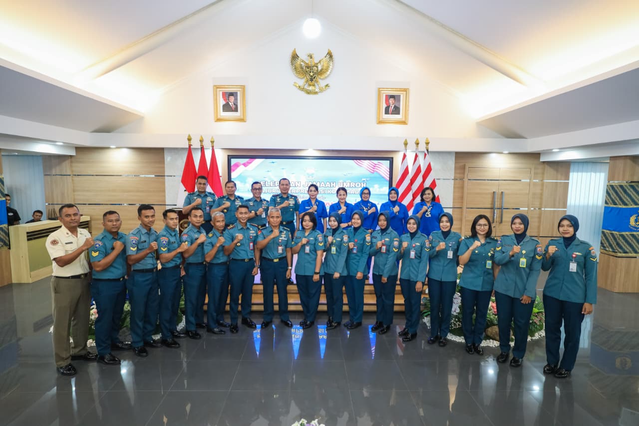 Wujud Penghargaan Prestasi, Pangkoarmada II Lepas Jamaah Umroh Prajurit Koarmada II