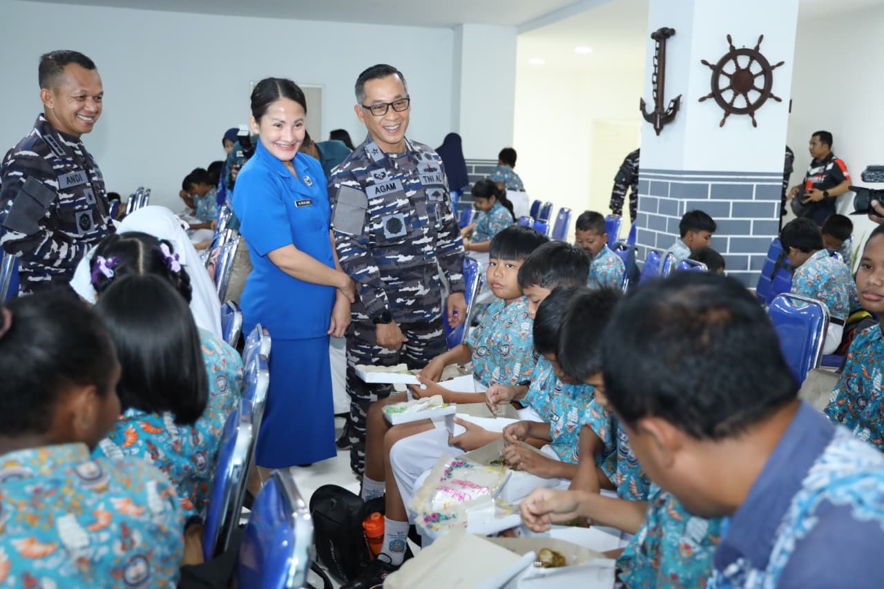 Memperingati Hari Armada RI 2025, Koarmada II Perkuat Kepedulian Sosial Lewat Pelayanan Kesehatan dan Program MBG