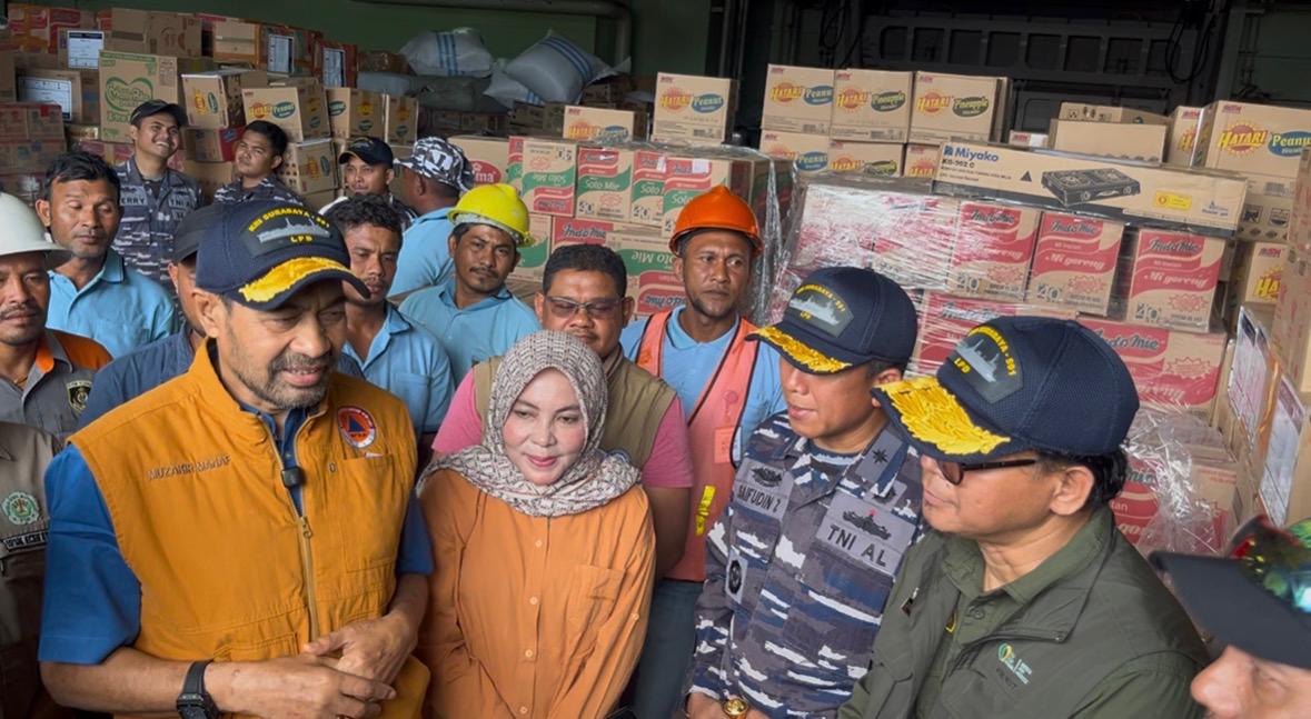 Kunjungi KRI Surabaya-591, Gubernur Aceh Tinjau Langsung Bantuan untuk Korban Banjir
