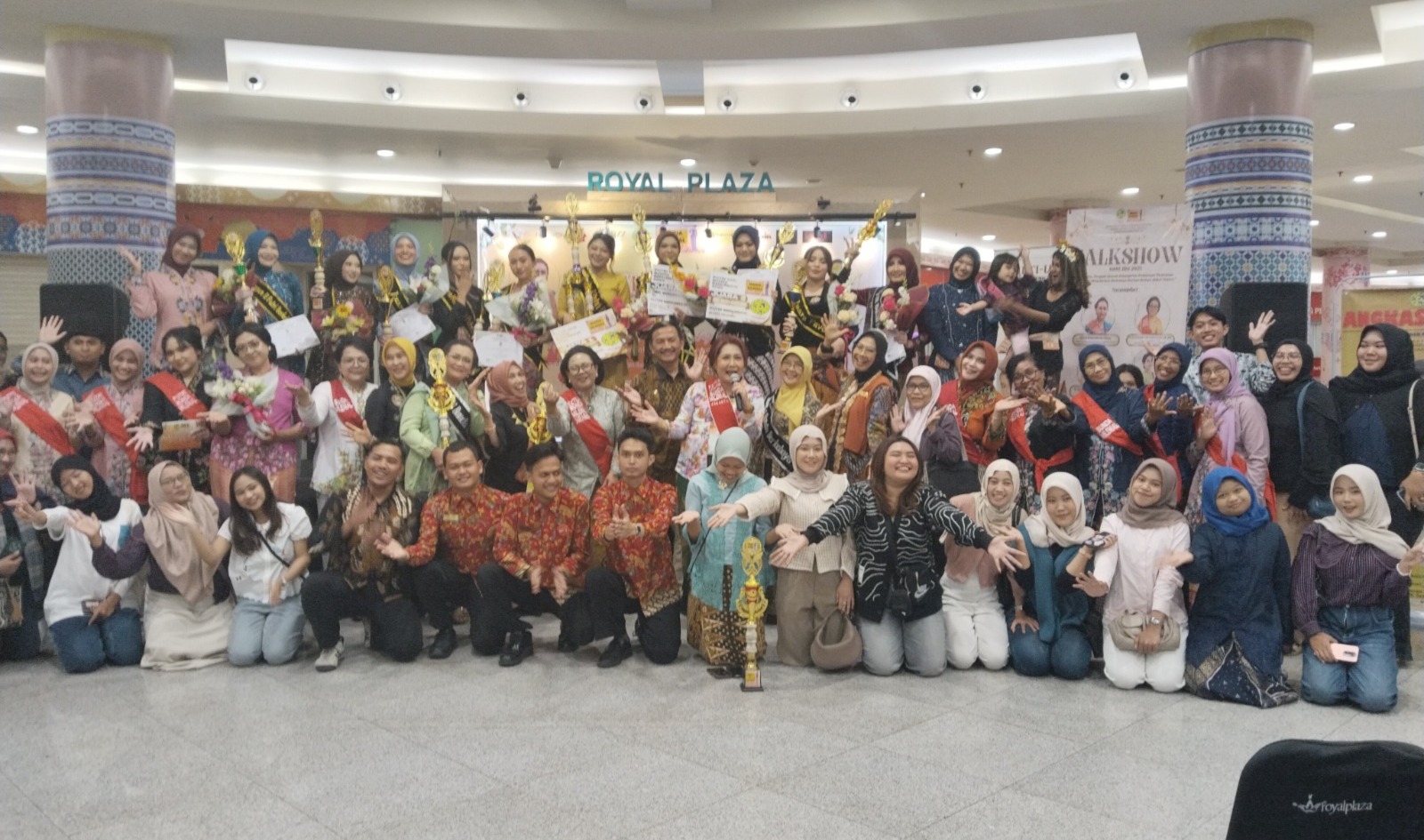 Dosen dan Mahasiswa FISIP UHT Raih Penghargaan Putri dan Bunda Berkebaya pada Peringatan Hari Ibu 2025