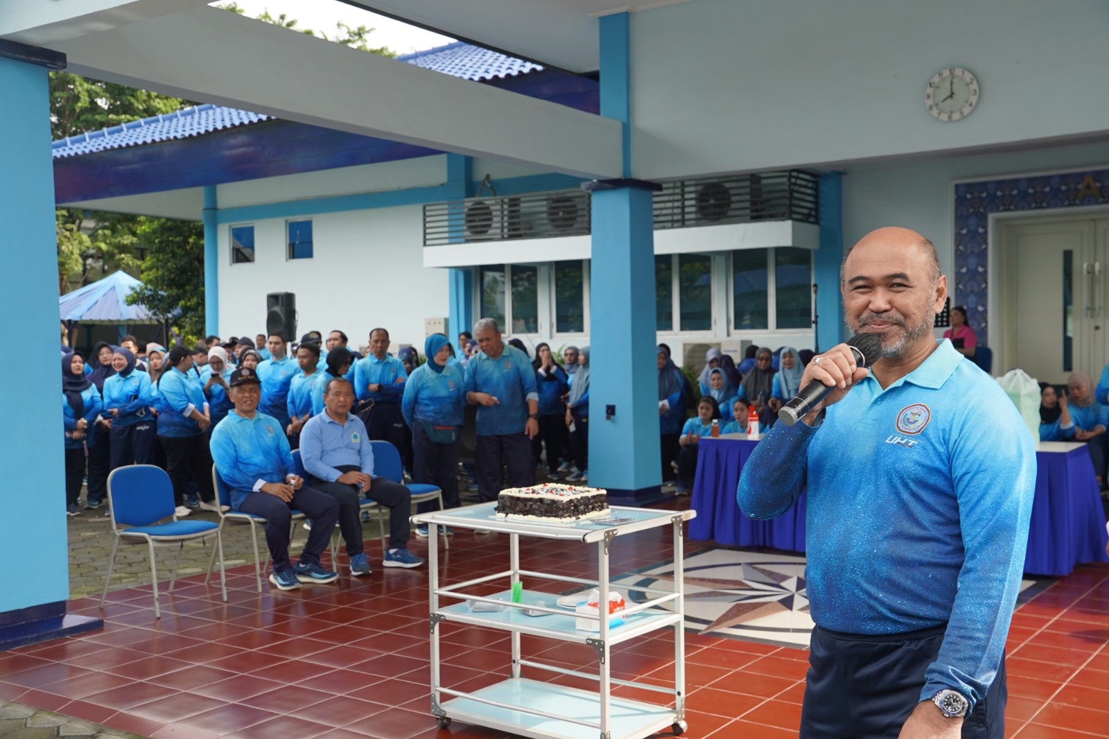 Rektor UHT Hadiri Ulang Tahun 100 Pegawai UHT, Diawali Aerobik Bersama di Halaman Rektorat