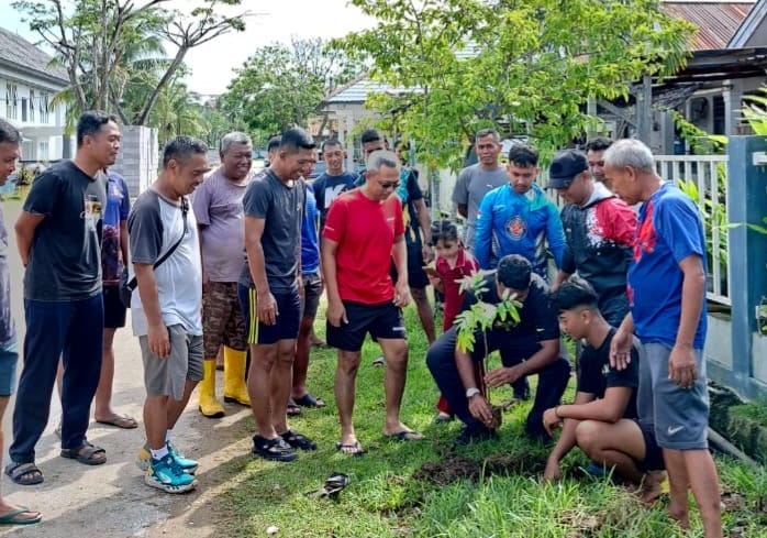 Gotong Royong Ciptakan Lingkungan Sehat, Aspers Dankodaeral XI Pimpin Kurve Masal Dan Pennaman Pohon DI Perum Polder TNI AL Kodaeral XI Merauke.