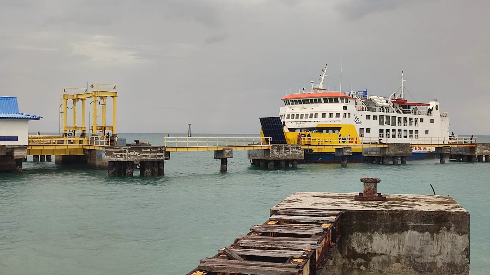 Tiket Habis, Warga Bawean Terpaksa Menginap di Pelabuhan
