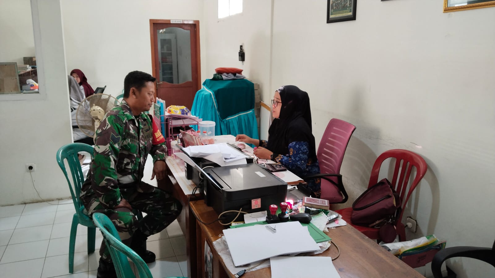 Perkuat Koordinasi Wilayah, Babinsa Jalin Komsos dengan Perangkat Desa