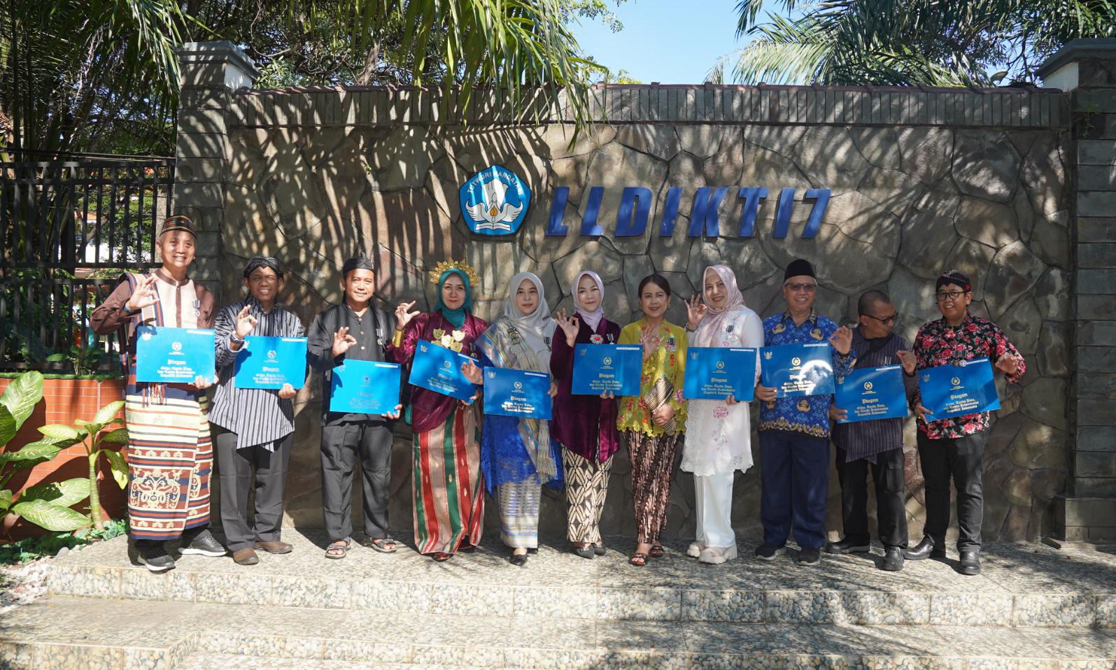 Dosen Universitas Hang Tuah Terima Satyalancana, Momentum Hardiknas 2026 di Surabaya