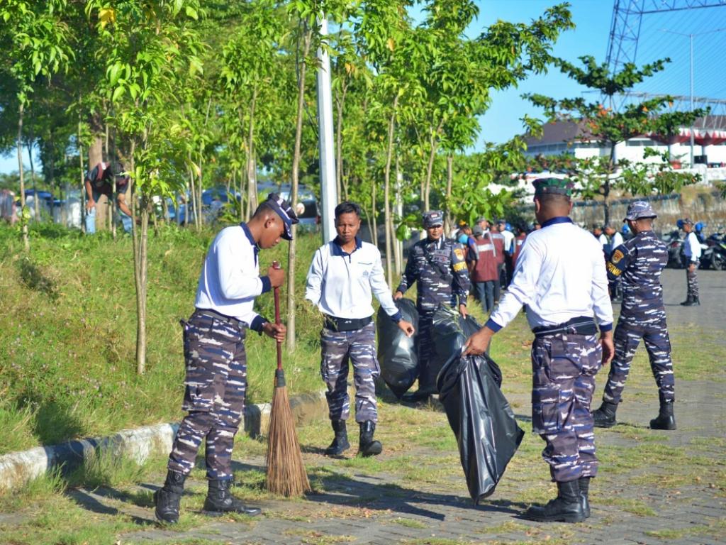 DANGUSPURLA KOARMADA II PIMPIN AKSI BERSIH PANTAI DAN BAKTI SOSIAL SATGAS TRISILA-26 DI MAKASSAR