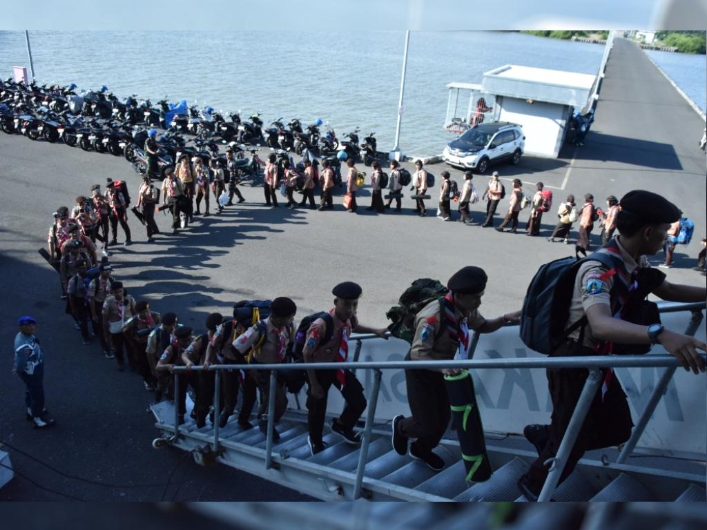 DANGUSPURLA KOARMADA II PIMPIN AKSI BERSIH PANTAI DAN BAKTI SOSIAL SATGAS TRISILA-26 DI MAKASSAR