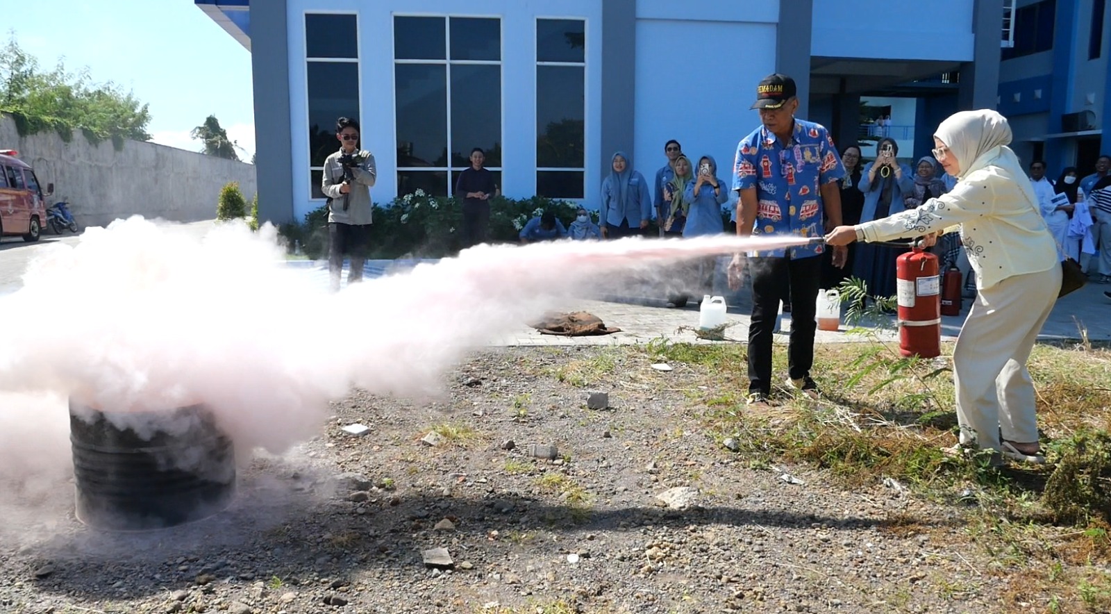 Fakultas Farmasi UHT Perkuat Budaya Keselamatan Melalui Pelatihan Kesiapsiagaan Kebakaran