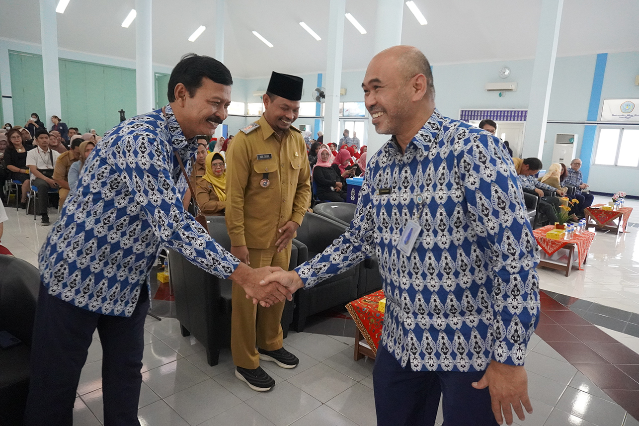 UHT Resmi Buka Kegiatan Pengabdian Masyarakat Dies Natalis ke-38, Gandeng Warga Pesisir Sukolilo dan Bulak