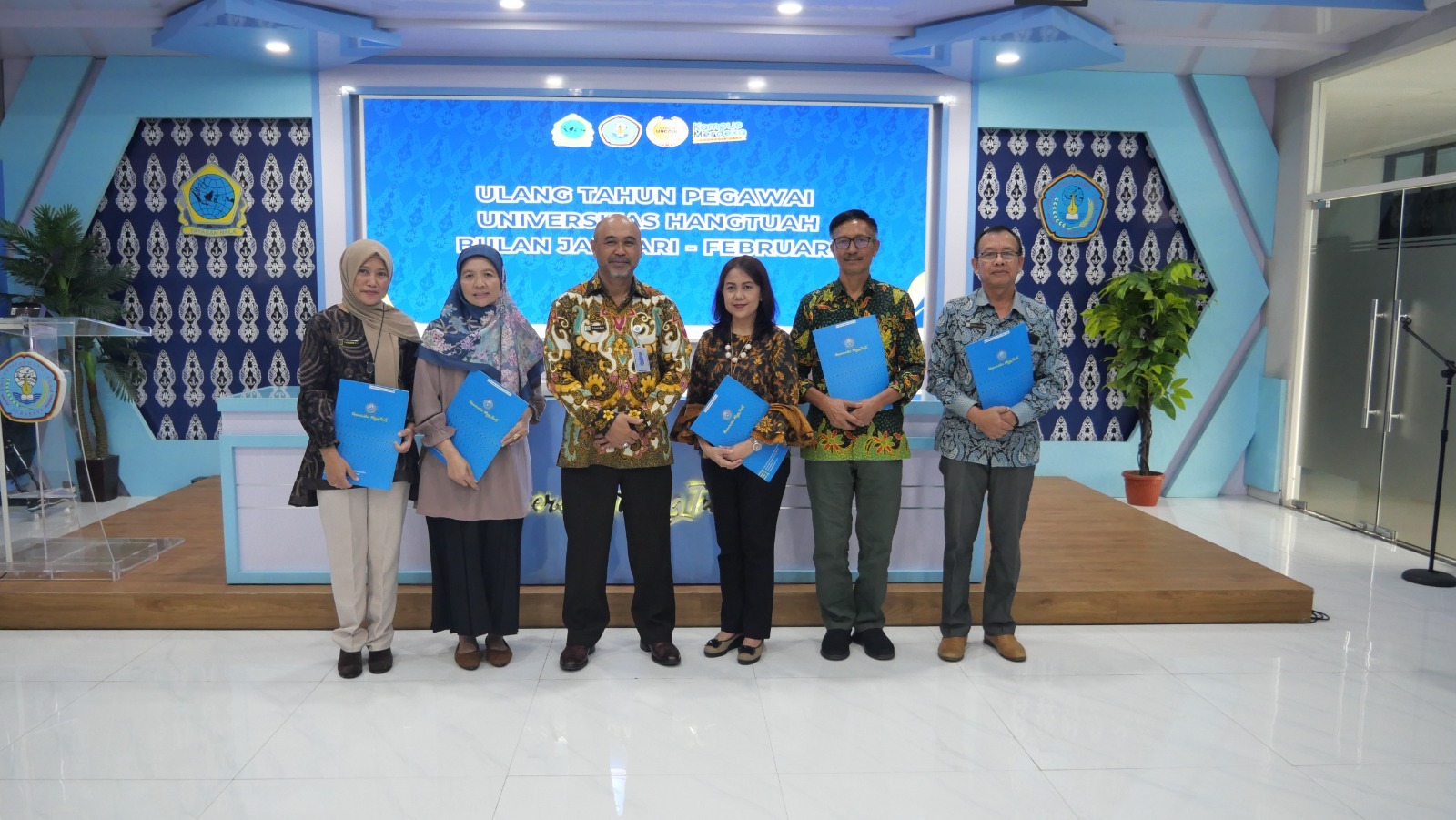 Universitas Hang Tuah Rayakan Ulang Tahun Karyawan Januari-Februari dan Serahkan SK Lektor Kepala