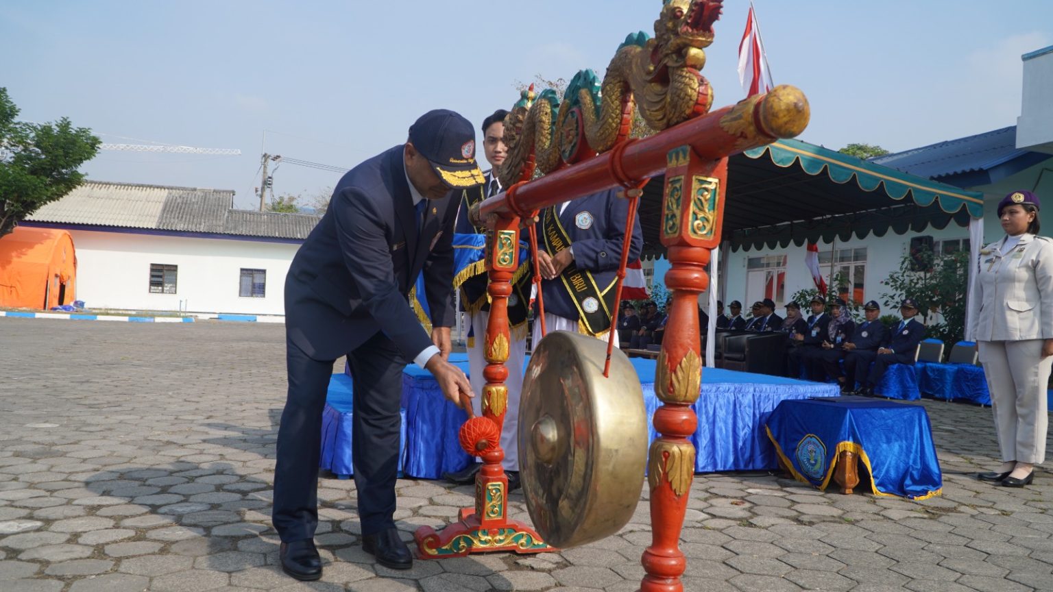 Penutupan PRODAMMABA Universitas Hang Tuah 2025 Ditandai Pemakaian Jas Almamater
