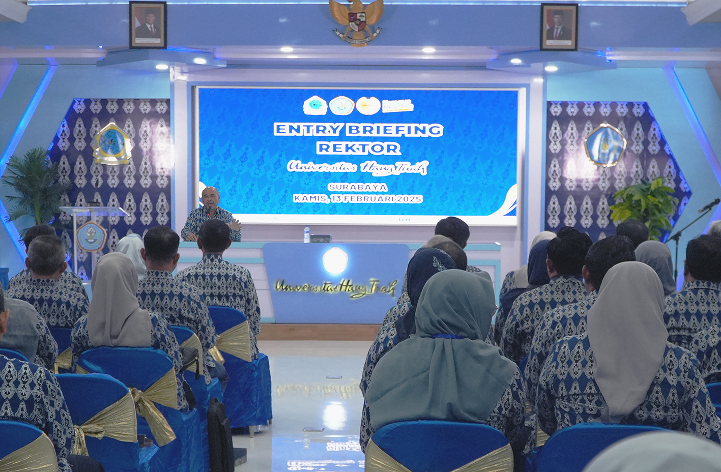 ENTRY BRIEFING REKTOR UHT: SAMAKAN POLA PIKIR, POLA SIKAP, DAN POLA TINDAK SELURUH PEJABAT STRUKTURAL UNTUK TERCAPAINYA VISI DAN MISI UNIVERSITAS
