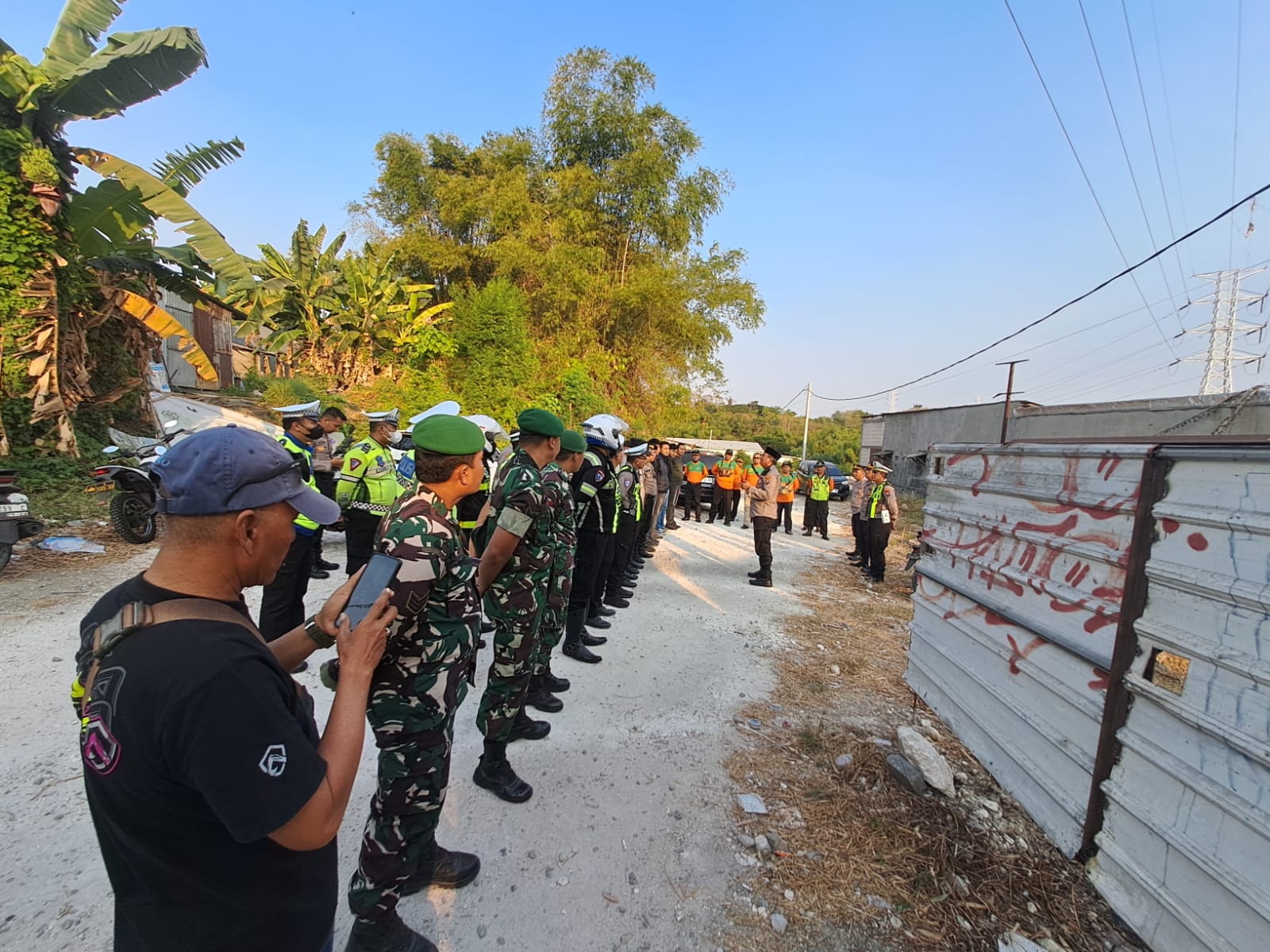 Sinergi TNI-Polri Amankan Majelis Dzikir Maulidurrasul dan Haul Sunan Giri ke-521