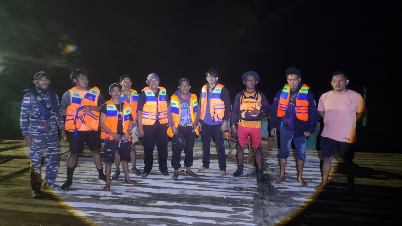Tim SAR Gabungan Evakuasi 8 ABK LCT yang Alami Kecelakaan Laut