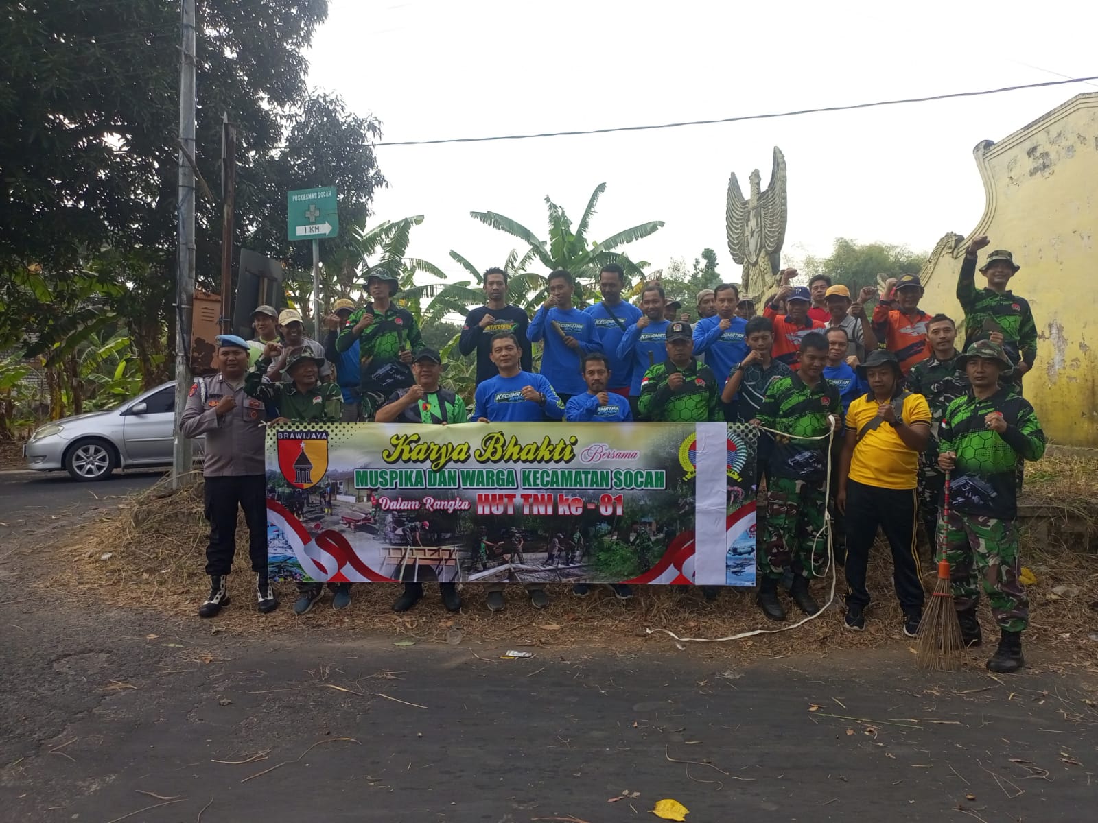 Muspika Socah dan Warga Gotong Royong Bersihkan Jalan Embong Cangka, Semarakkan HUT Ke-81 TNI
